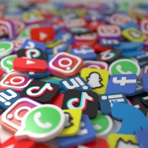 Reuters: H Ελλάδα θα ανακοινώσει σύντομα την απαγόρευση σε social media για παιδιά κάτω των 15 ετών