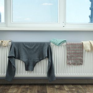 Βιομηχανικός μηχανικός: «Το στέγνωμα των ρούχων στο καλοριφέρ τον χειμώνα καταστρέφει όλη την τεχνολογία»