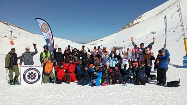 Το 18ο Δημοτικό Σχολείο Λαμίας πήγε στο Καρπενήσι και ‘’το χιόνι έγινε… θρανίο!’’ (ΦΩΤΟ)