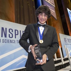 Μαθητής Λυκείου αφήνει άφωνους τους επιστήμονες: Χαρτογράφησε 1,5 εκατομμύριο άγνωστα έως τώρα διαστημικά αντικείμενα