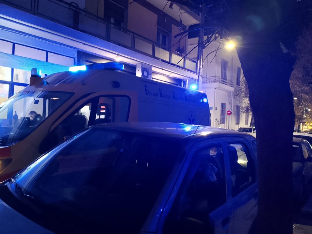 Λάρισα: Συμπλοκή νεαρών σε πολυκατοικία – Ένας τραυματίας από μαχαίρι