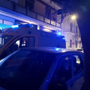 Λάρισα: Συμπλοκή νεαρών σε πολυκατοικία – Ένας τραυματίας από μαχαίρι