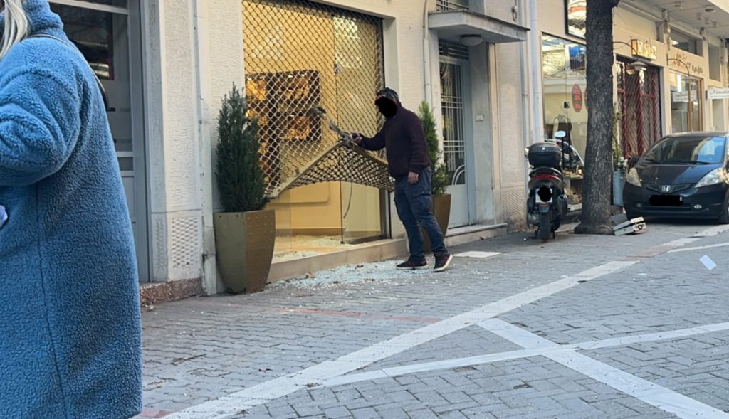 Θρασύτατη διάρρηξη κοσμηματοπωλείου στο κέντρο της Λάρισας (ΦΩΤΟ)