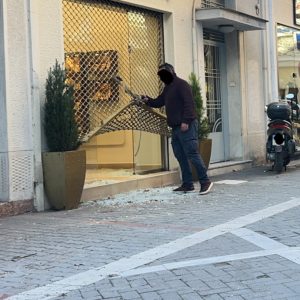 Θρασύτατη διάρρηξη κοσμηματοπωλείου στο κέντρο της Λάρισας (ΦΩΤΟ)