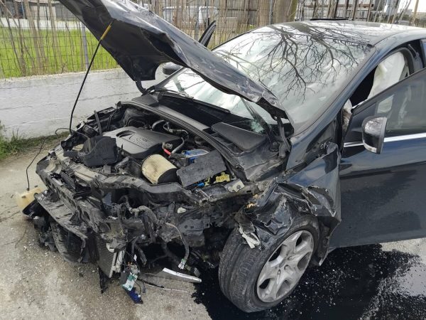 Σύγκρουση αυτοκινήτων στη Λάρισα – Τρεις τραυματίες