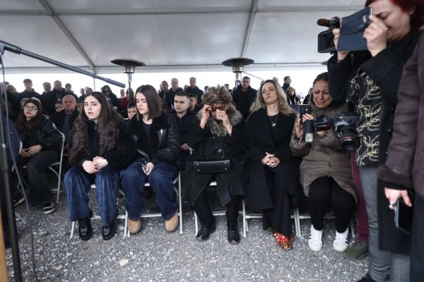 Τέμπη: «Ο πόνος έχει γίνει οργή- Η δικαιοσύνη θα έρθει» – Τελέστηκε το τρισάγιο στον σημείο της τραγωδίας (ΒΙΝΤΕΟ-ΦΩΤΟ)