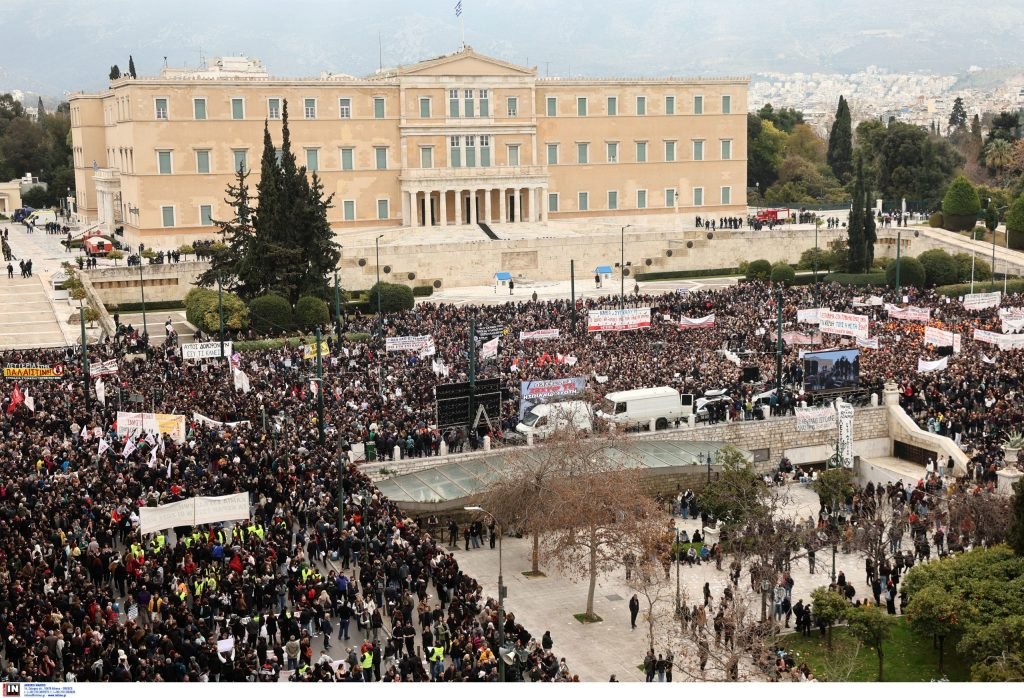 Τέμπη: Τρία χρόνια από τη σιδηροδρομική τραγωδία – Το κάλεσμα για μαζικές συγκεντρώσεις στις 28 Φεβρουαρίου