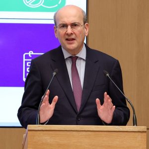 Κωστής Χατζηδάκης: Live η παρουσίαση του νομοσχεδίου κατά της γραφειοκρατίας