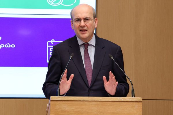 Κωστής Χατζηδάκης: Live η παρουσίαση του νομοσχεδίου κατά της γραφειοκρατίας