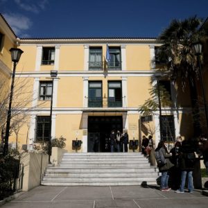 Εκκενώνονται τα δικαστήρια της Ευελπίδων έπειτα από τηλεφώνημα για βόμβα