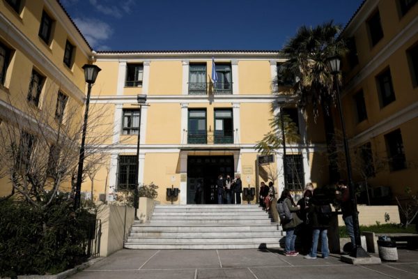 Εκκενώνονται τα δικαστήρια της Ευελπίδων έπειτα από τηλεφώνημα για βόμβα