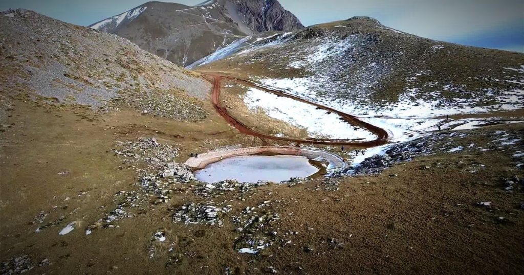 Παγωμένο Όνειρο στο Βελούχι: Η Μαγεία της Δρακόλιμνης (ΒΙΝΤΕΟ)