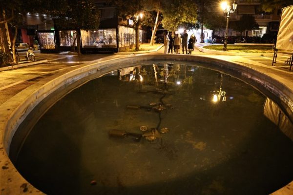 Επί 40 λεπτά έκαναν ΚΑΡΠΑ στην 2χρονη που έπεσε στο συντριβάνι στην Καλλιθέα – Κρίσιμη η κατάσταση της υγείας της