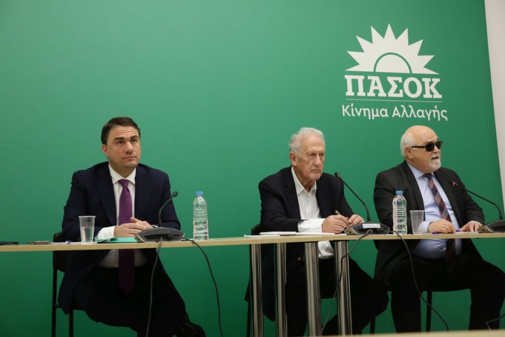Ανοίγει η πόρτα του ΠΑΣΟΚ: Όλα τα ονόματα της Επιτροπής Διεύρυνσης που ανακοίνωσε ο Κώστας Σκανδαλίδης – Δείτε live