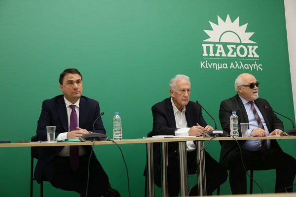 Ανοίγει η πόρτα του ΠΑΣΟΚ: Όλα τα ονόματα της Επιτροπής Διεύρυνσης που ανακοίνωσε ο Κώστας Σκανδαλίδης – Δείτε live