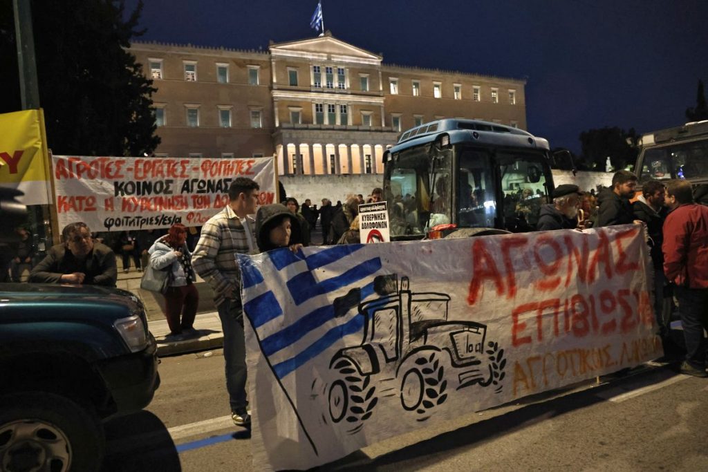 Παρατεταγμένα τα τρακτέρ έξω από τη Βουλή, στο Σύνταγμα θα διανυκτερεύσουν οι αγρότες