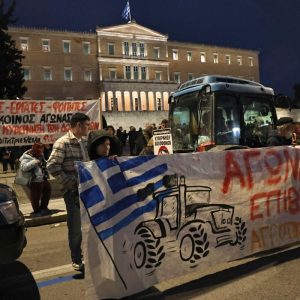 Παρατεταγμένα τα τρακτέρ έξω από τη Βουλή, στο Σύνταγμα θα διανυκτερεύσουν οι αγρότες