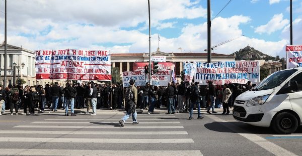 Ξεκίνησε η πορεία φοιτητών και μαθητών στο κέντρο της Αθήνας, κλειστή η Πανεπιστημίου - Δείτε βίντεο και φωτογραφίες