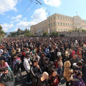 Τέμπη: Πλήθος κόσμου στα συλλαλητήρια στην Αθήνα και σε όλες τις πόλεις – Live εικόνα από το Σύνταγμα