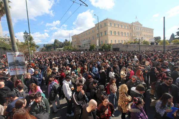 Τέμπη: Πλήθος κόσμου στα συλλαλητήρια στην Αθήνα και σε όλες τις πόλεις – Live εικόνα από το Σύνταγμα