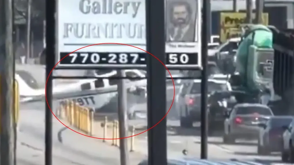 ΗΠΑ: Δραματική αναγκαστική προσγείωση αεροσκάφους στη μέση του δρόμου στη Τζόρτζια – Δείτε βίντεο