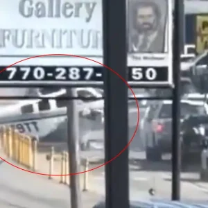 ΗΠΑ: Δραματική αναγκαστική προσγείωση αεροσκάφους στη μέση του δρόμου στη Τζόρτζια – Δείτε βίντεο