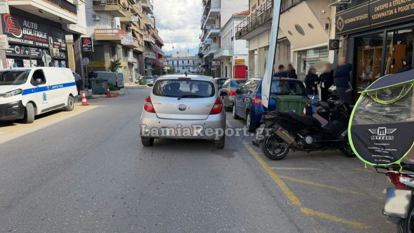 Λαμία: Αυτοκίνητο παρέσυρε δύο νεαρούς στο κέντρο της πόλης - Ο ένας τραυματίστηκε σοβαρά - Δείτε εικόνες