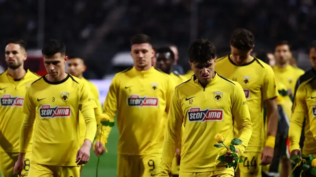 Η ΑΕΚ τίμησε τη μνήμη των επτά αδικοχαμένων οπαδών του ΠΑΟΚ αφήνοντας κίτρινα λουλούδια μπροστά στη θύρα 4