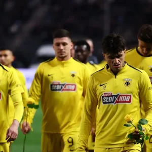 Η ΑΕΚ τίμησε τη μνήμη των επτά αδικοχαμένων οπαδών του ΠΑΟΚ αφήνοντας κίτρινα λουλούδια μπροστά στη θύρα 4