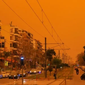 Διπρόσωπος ο καιρός το Σαββατοκύριακο: Αφρικανική σκόνη, βροχές και υψηλές θερμοκρασίες