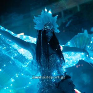 Η νύχτα έγινε μέρα στη Λαμία με τα αυτοφωτιζόμενα groups - Δείτε βίντεο και φωτορεπορτάζ από την παρέλαση