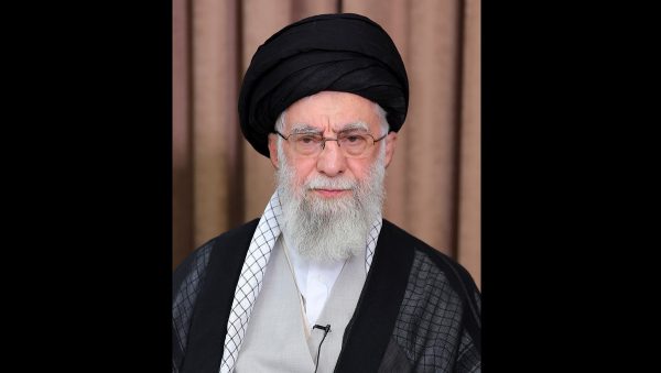 Χαμενεΐ σε Τραμπ: Ακόμη και ο ισχυρότερος στρατός μπορεί να δεχτεί τέτοιο χτύπημα που δεν θα θα ξανασηκωθεί