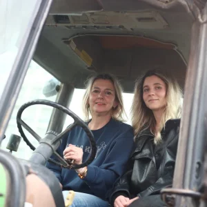 Οι αγρότισσες από τη Φθιώτιδα που έκλεψαν την παράσταση στο Σύνταγμα με το τρακτέρ τους - ΒΙΝΤΕΟ