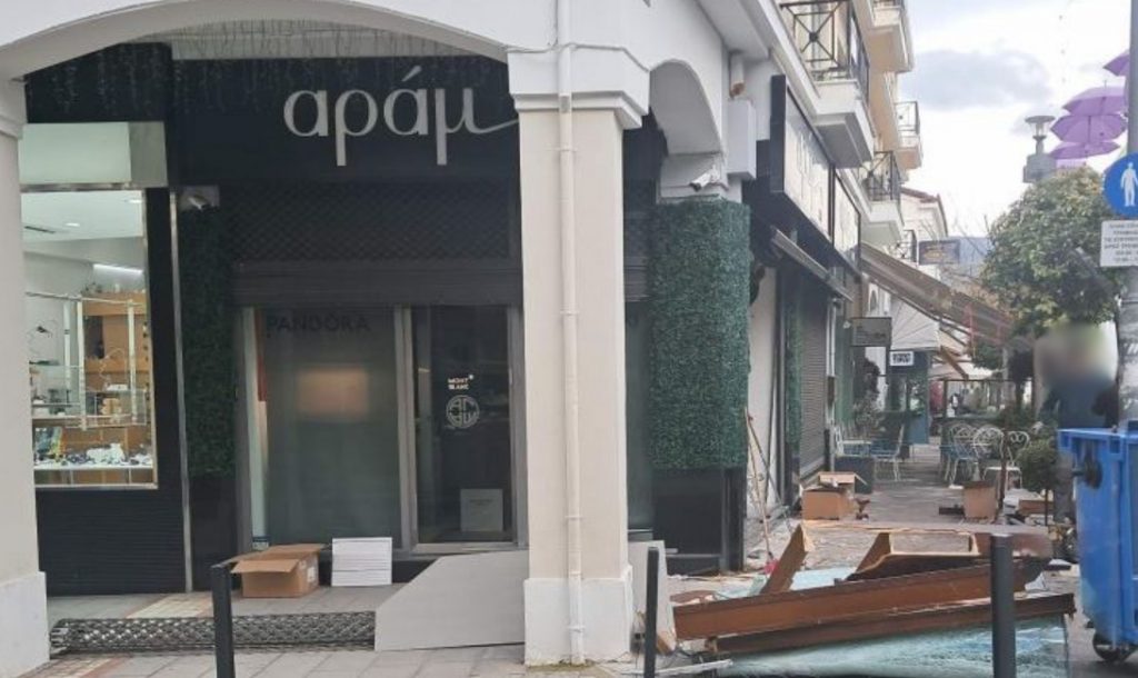 Αίγιο: Κινηματογραφική διάρρηξη σε κοσμηματοπωλείο – «Μπούκαραν» με κλεμμένο αγροτικό