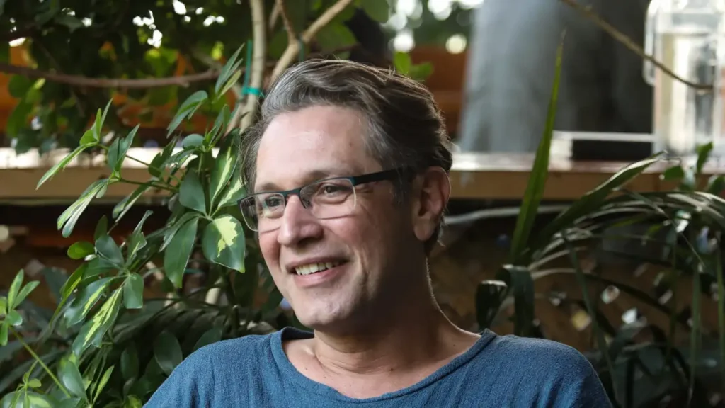 Αιμίλιος Χειλάκης: Απίστευτο περιστατικό στην παράσταση «Cancel» που πρωταγωνιστεί – Η αστυνομία «εισέβαλε» στο θέατρο