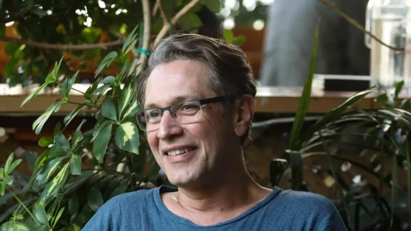 Αιμίλιος Χειλάκης: Απίστευτο περιστατικό στην παράσταση «Cancel» που πρωταγωνιστεί – Η αστυνομία «εισέβαλε» στο θέατρο