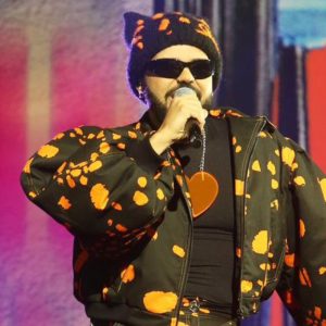 Akylas: Ποιος είναι ο εκκεντρικός τραγουδιστής που θα πάει στη Eurovision φέτος, εκπροσωπώντας την Ελλάδα με το «Ferto»