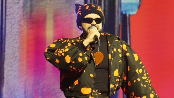 Akylas: Ποιος είναι ο εκκεντρικός τραγουδιστής που θα πάει στη Eurovision φέτος, εκπροσωπώντας την Ελλάδα με το «Ferto»