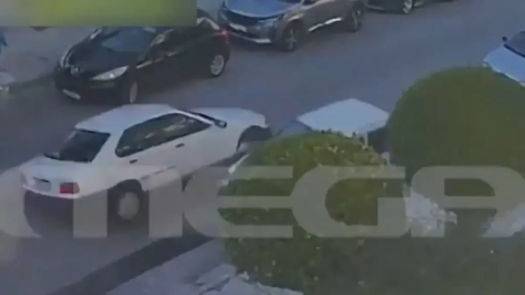 Άλιμος: Βίντεο – ντοκουμέντο με την τρελή πορεία μεθυσμένης οδηγού που τράκαρε 11 παρκαρισμένα αυτοκίνητα