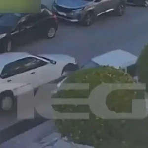 Άλιμος: Βίντεο – ντοκουμέντο με την τρελή πορεία μεθυσμένης οδηγού που τράκαρε 11 παρκαρισμένα αυτοκίνητα