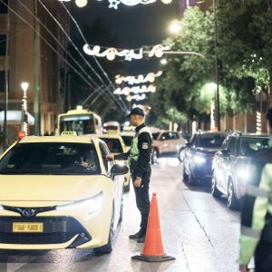 Τσιλιαδόροι προειδοποιούν οδηγούς για αλκοτέστ και με 20 ευρώ περνούν τα αυτοκίνητα από τα μπλόκα (ΒΙΝΤΕΟ)