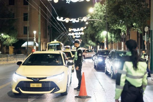 Τσιλιαδόροι προειδοποιούν οδηγούς για αλκοτέστ και με 20 ευρώ περνούν τα αυτοκίνητα από τα μπλόκα (ΒΙΝΤΕΟ)