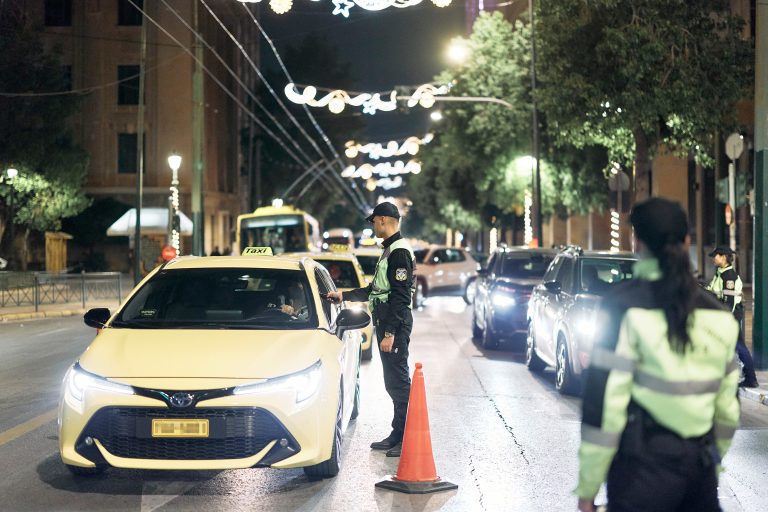 Τσιλιαδόροι προειδοποιούν οδηγούς για αλκοτέστ και με 20 ευρώ περνούν τα αυτοκίνητα από τα μπλόκα (ΒΙΝΤΕΟ)