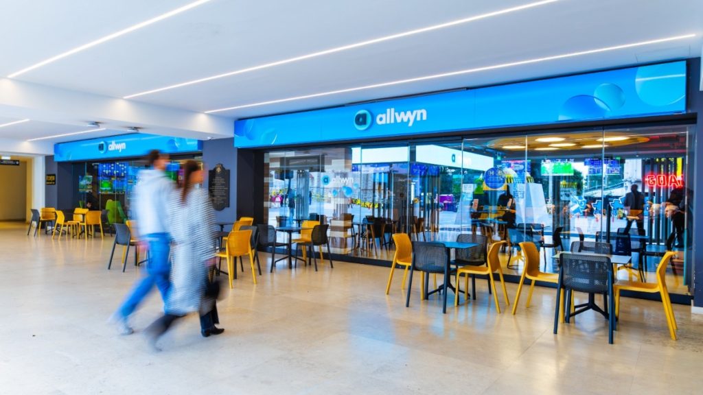«Εξέλιξη, σιγουριά, καινοτομία και ένα καλύτερο μέλλον» - Πώς υποδέχονται τη νέα εποχή Allwyn οι συνεργάτες του δικτύου καταστημάτων της εταιρείας
