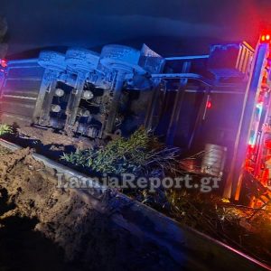 Φθιώτιδα: Τούμπαρε νταλίκα - ψυγείο στην εθνική οδό - Δείτε εικόνες