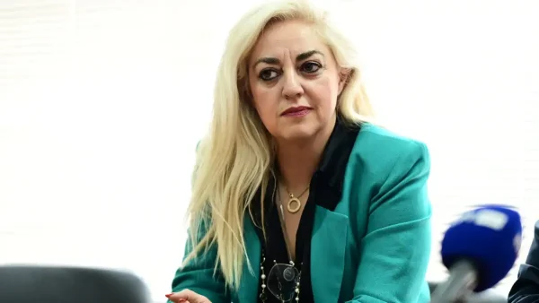 Υπόθεση Παναγόπουλου: Παραιτήθηκε η Άννα Στρατινάκη από υποδιοικήτρια της Ανεξάρτητης Αρχής Ελέγχου της Αγοράς – Σε διαθεσιμότητα δημοσιογράφος της ΕΡΤ