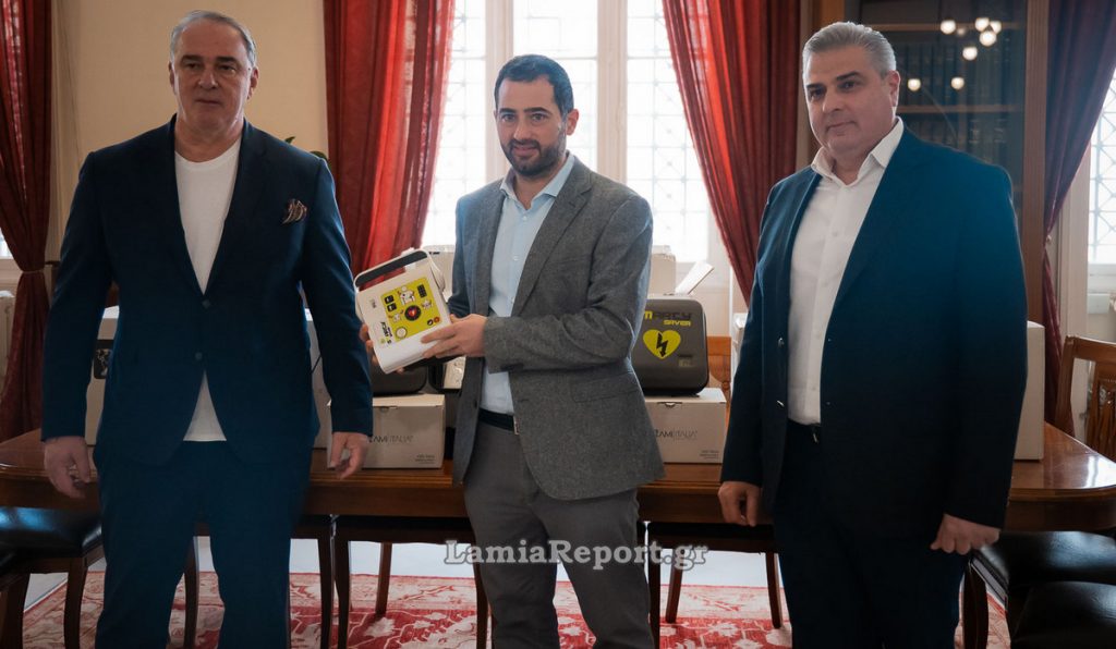 Εικοσιπέντε απινιδωτές μοιράζονται στα γήπεδα της Στερεάς από την Περιφέρεια (ΒΙΝΤΕΟ)