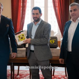 Εικοσιπέντε απινιδωτές μοιράζονται στα γήπεδα της Στερεάς από την Περιφέρεια (ΒΙΝΤΕΟ)