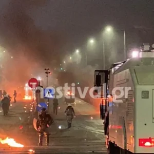 ΕΛ.ΑΣ. για επεισόδια στο ΑΠΘ: Αναίτια και απρόκλητη επίθεση κατά αστυνομικών, με μεγάλο αριθμό μολότοφ