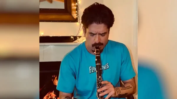 Ο Άρης Μουγκοπέτρος παίζει κλαρίνο με δύο δάχτυλα – Συγκινεί το βίντεο που ανέβασε στο instagram